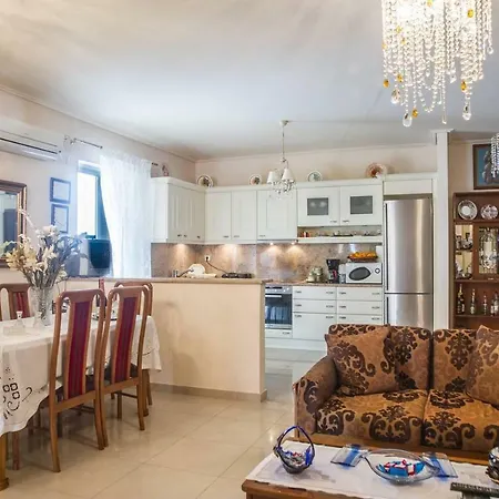 Stylish And Spacious Flat Overlooking The Sea Kalamata